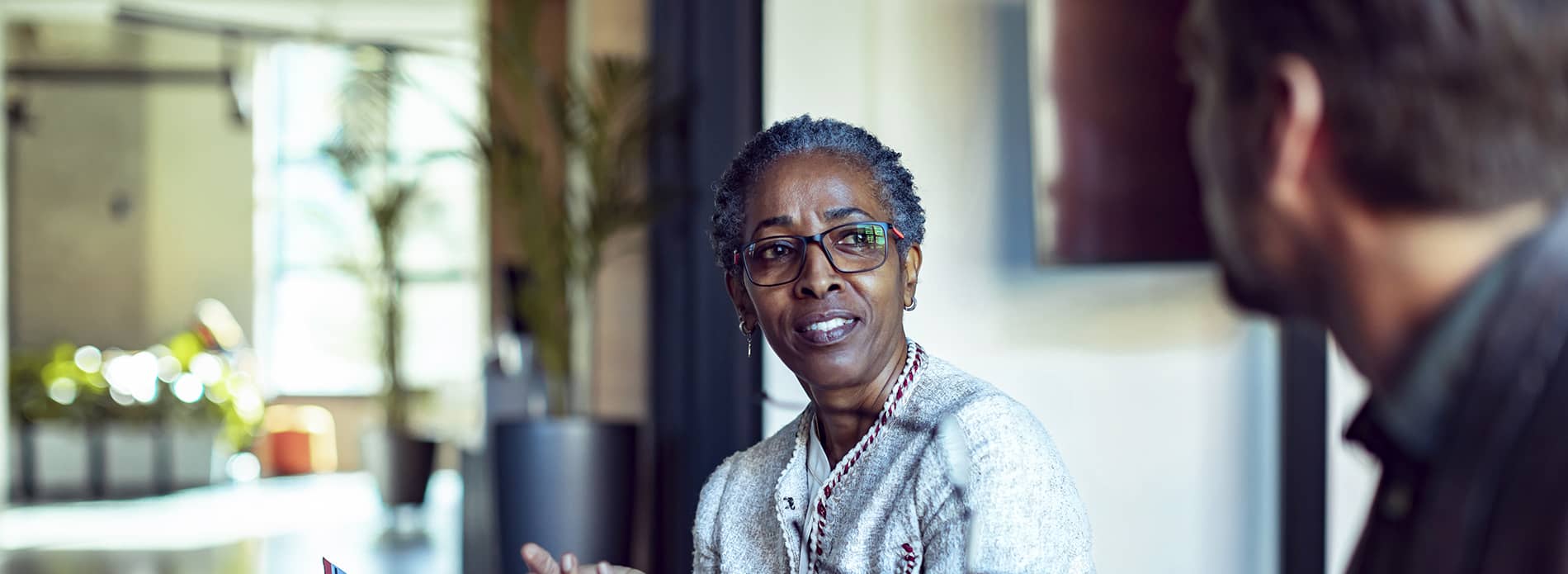 woman speaking to male colleague 